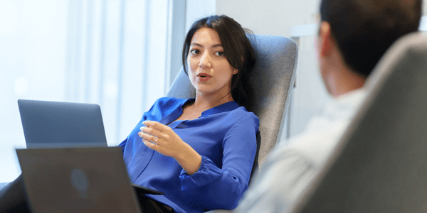 Zakelijke professionals bespreken nieuwe technologieën en AI in een modern kantoor.