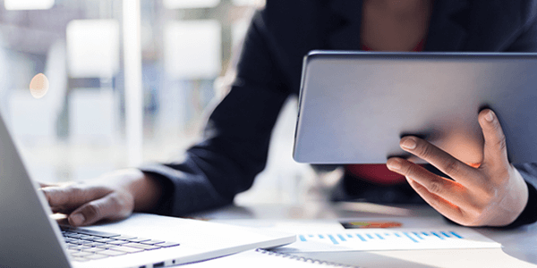 Het gebruik van een tablet en laptop voor dagelijkse werk taken