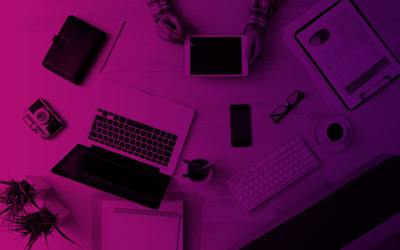 devices op een tafel met paars licht