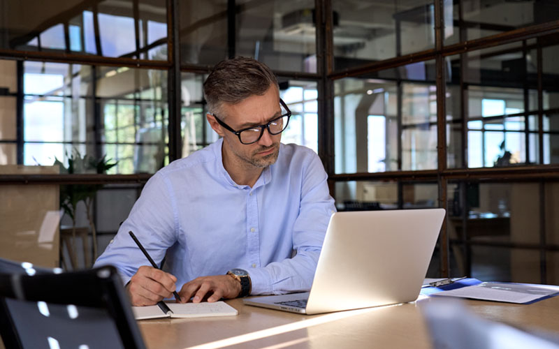 Een man werkt aan Software Asset Management