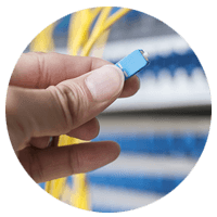 Cat6 kabel wordt in een poort van een Switch gestoken
