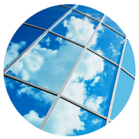 Wolkenreflectie in ramen van een modern kantoorgebouw