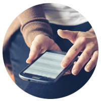 Een man scrolt op zijn smartphone