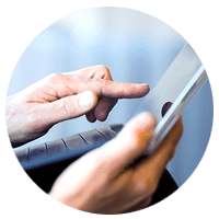 Man gebruikt eeb touch screen op een Dell laptop 