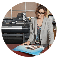 Zakenvrouw bekijkt print van HP Designjet T830 Multifunctionele Printer