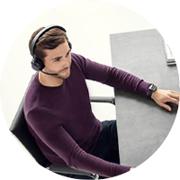Man werkt vanauit huis met een Jabra headset 