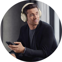 Een man gebruikt een Jabra headset met zijn smartphone