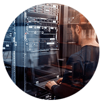 Een techneut in een datacenter