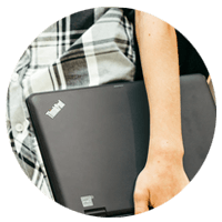 Lenovo Thinkpad onder de arm van een leerling