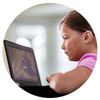 Een jonge leerling gebruikt een laptop