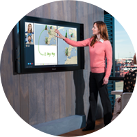 Een vrouw gebruikt de Surface Hub 