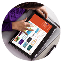 Een student gebruikt een Surface device