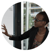Een vrouw gebruikt de Microsoft Surface Hub