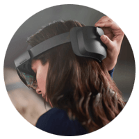 Een vrouw draagt de Microsoft HoloLens 2 headset