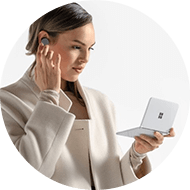 Een vrouw gebruikt de Microsoft Surface Duo