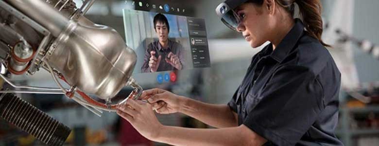 Een vrouw werkt met de Microsoft HoloLens 2