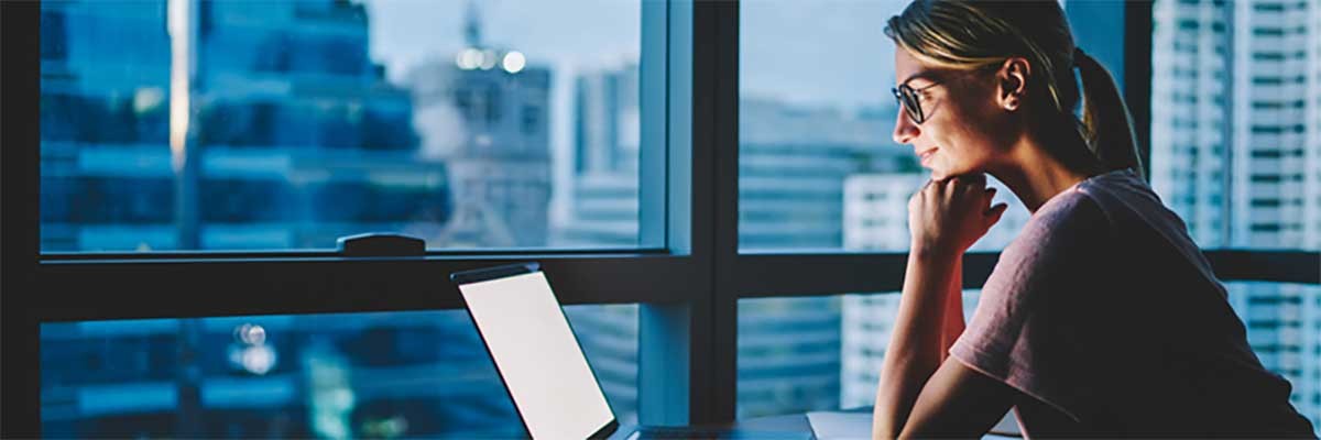 Een zakenvrouw leest over Microsoft Azure op haar laptop