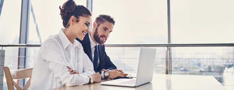 Een man en vrouw bekijken Insight Azure Services
