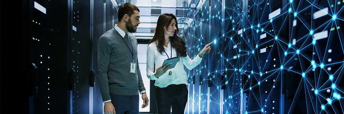 Een vrouwelijke en mannelijke IT-specialist werken met VMware