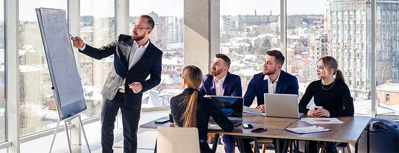 Mensen nemen deel aan de Microsoft SPLA-training