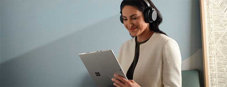 Een vrouw werkt op een Microsoft Surface Pro8