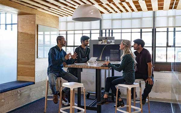 Collega's hebben een videoconferentie met Cisco Webex Teams