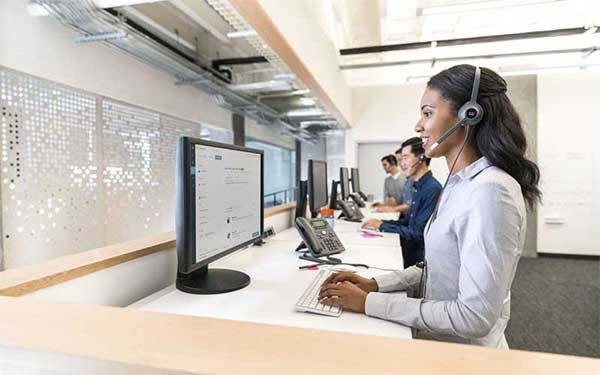 Een vrouwlijke Cisco medewerker ondersteunt telefonisch een klant