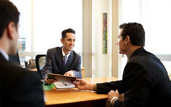 Zakenmensen bespreken Cisco voor de digitale wereld