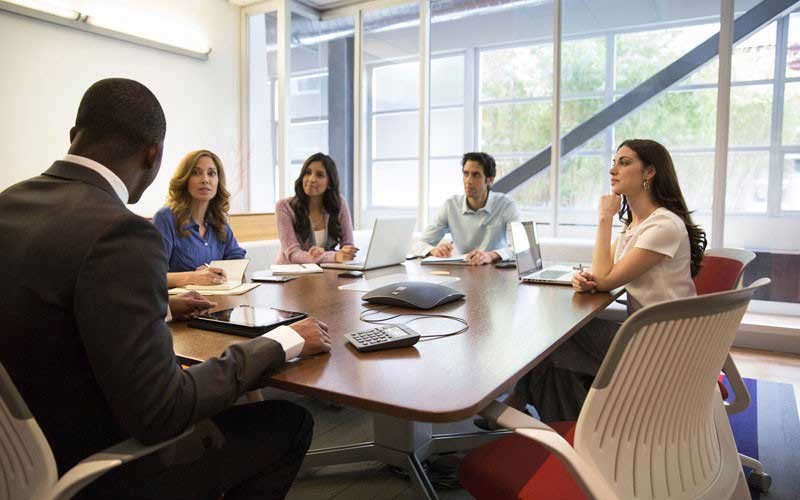 Vergaderzaal met mensen die videoconferencing gebruiken