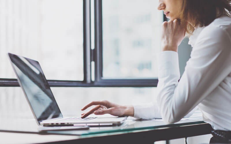 Een vrouw configureert een Meraki switch op afstand