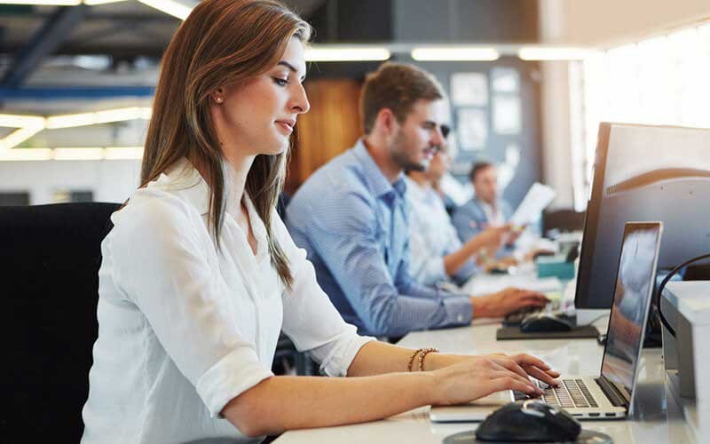 Een vrouw controleert Cisco DNA-licenties.