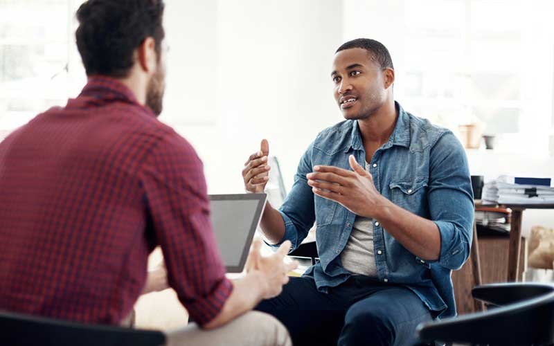 Twee mannelijke werknemers in discussie