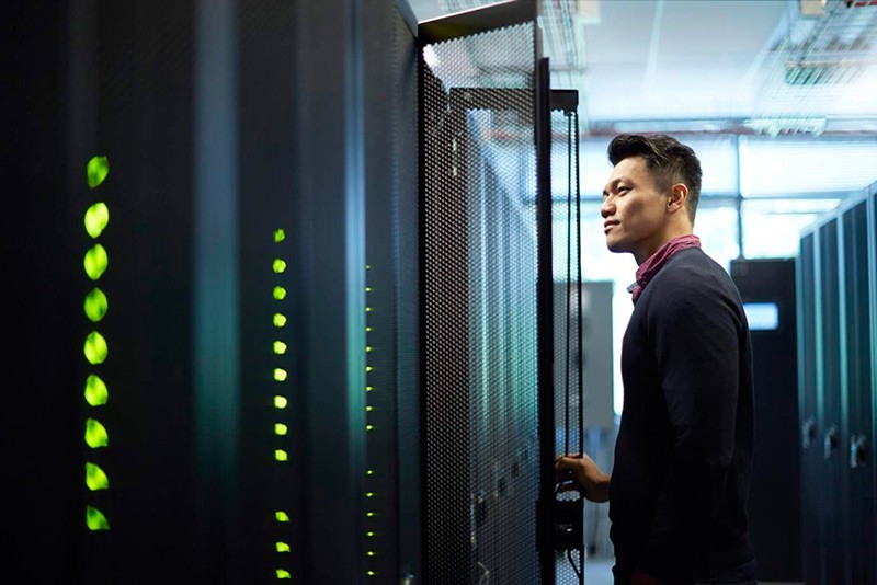 Man in een datacenter met Dell servers