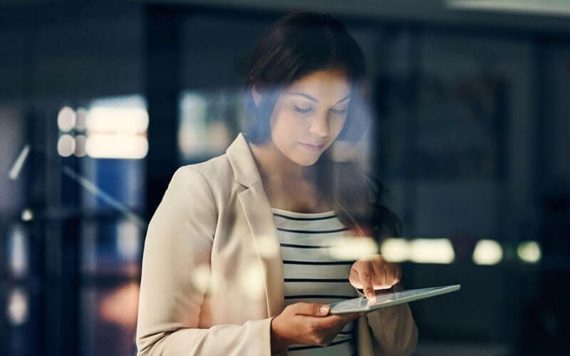 Een vrouw leest op een Dell tablet
