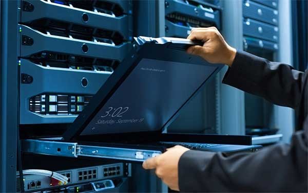 Een engineer gebruikt een KVM-console