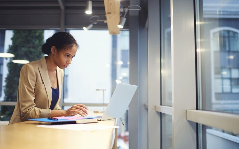 Een vrouw werkt met Dell VDI op haar laptop