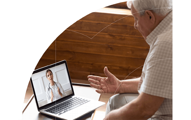 Een patient krijgt zorg op afstand via zijn laptop