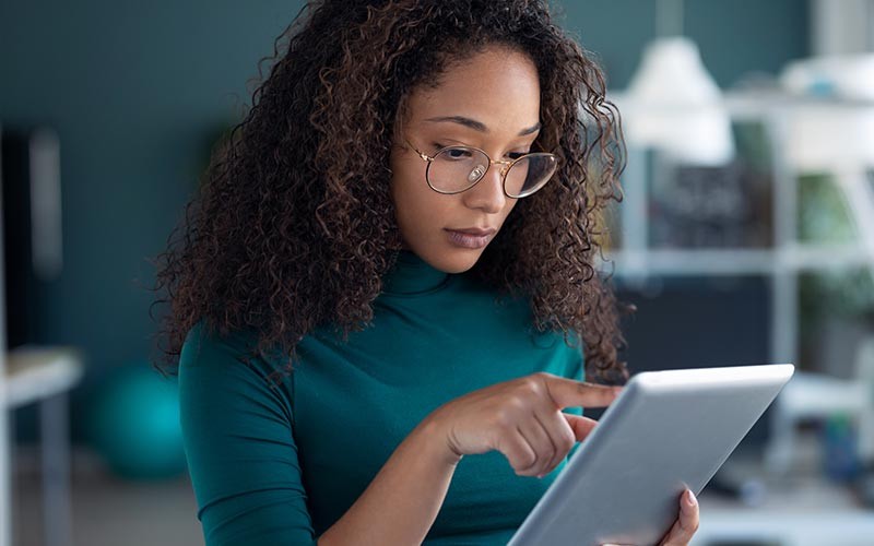 Vrouw gebruikt de toch functionaliteit op een tablet