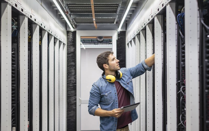 Man die in de serverruimte werkt