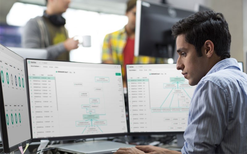 Een jonge wekrnemer bekijkt informatie op rie monitoren