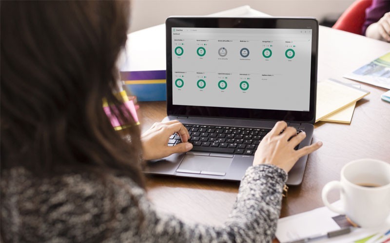 Een vrouw beheert HPE softwaregedefinieerd platform voor composable systemen
