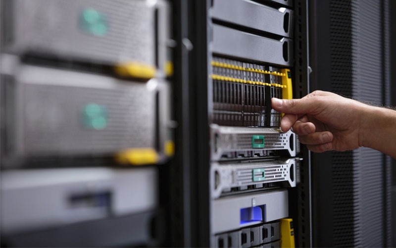 Een man doet een geheuegenupgrade voor een server