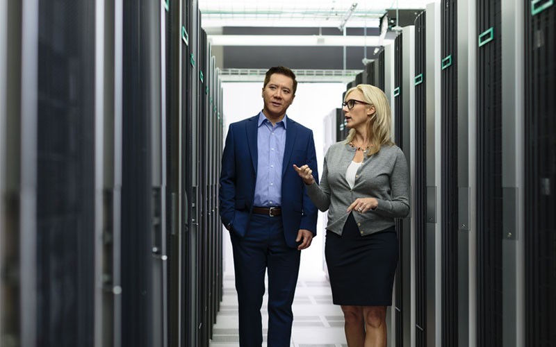 Twee medewerkers lopen door de serverruimte