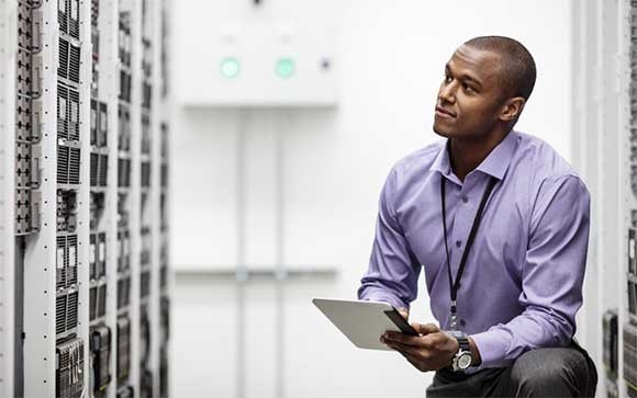 Een werknemer in een  HPE serverruimte
