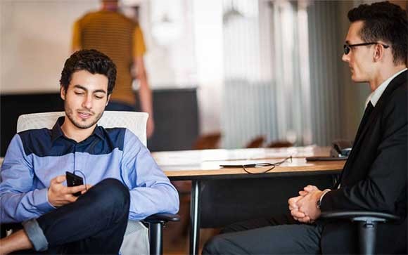 Twee zakenmannen die met behulp van wi-fi op een smartphone werken