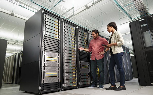 Twee IT-professionals in een serverruimte