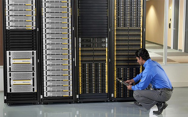 IT-beheerder verwijdert schijf uit HPE datacenteroplossing