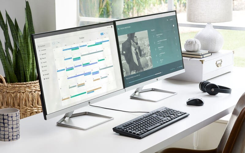 HP monitoren en accessoires op een bureau