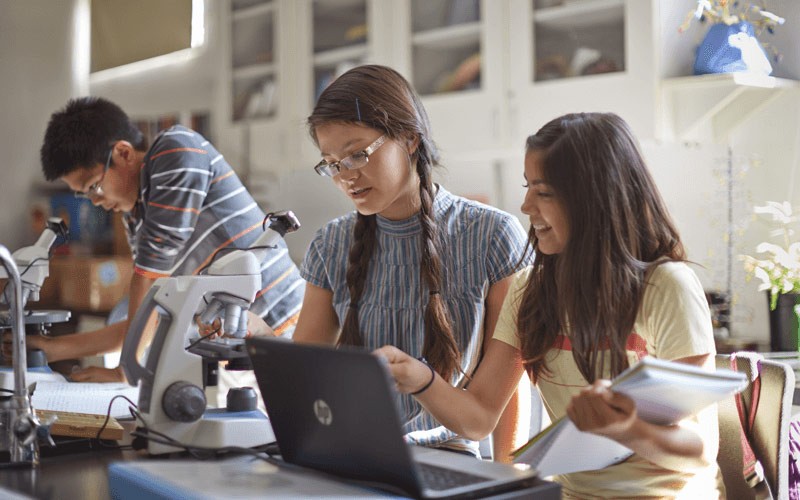 Kinderen werken met HP laptops