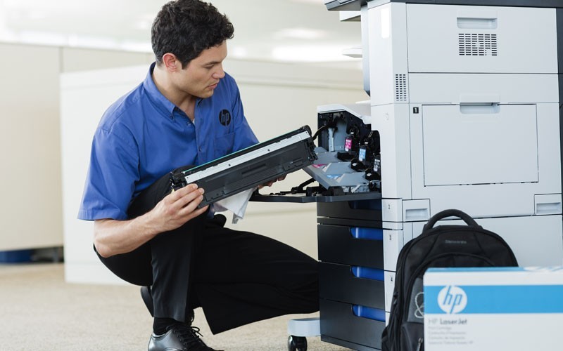Een man vervangt een HP tonercartridge